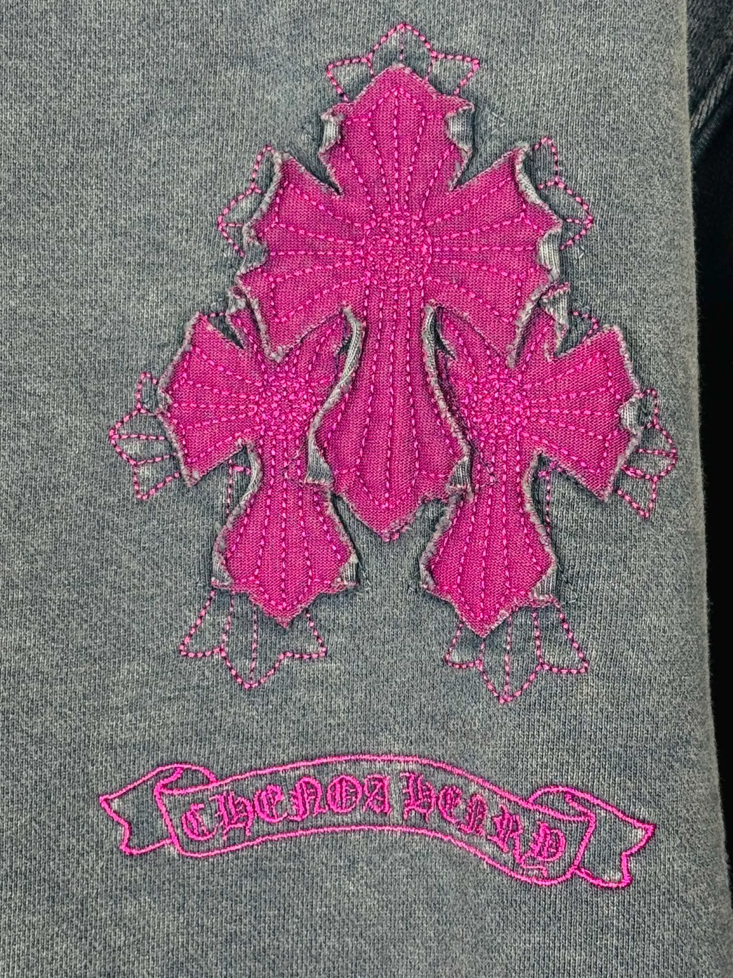 P280 top version, real shot without P, ​​different from market currency) 𝗖𝗵𝗿𝗼𝗺𝗲 𝗛𝗲𝗮𝗿𝘁𝘀/Cro Heart 2025 washed patch embroidery autumn and winter new original single counter American laser burnt 3D three-dimensional patch embroidery couple casual sweatshirt 👑The highest version! Customized fabric 430g tripe terry fabric! American acid-washed and distressed original fabric laser burnt ✟appliqué embroidery and exquisite embroidery of letters! The best-selling model in the counter, very comfortable to wear. Accessories: original molded and authenticated collar label➕100% silk wash label. Genuine purchase-grade original hangtag➕matching hanging rope➕3D hanging beads➕original packaging bag. Craftsmanship: The original version has consistent wiring! The highest version of the armhole matching technique! Color: Gray Black Size: S M L XL Style No.: 9325